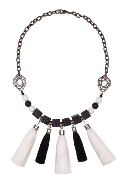 luxuriöse modische volumetrische massive schwarz-weiße Silberkette aus Ketten, Metall, Kristallen, Perlen, Fäden und Steinen - Foto, Bild