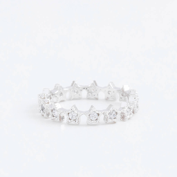Luxusní stříbrné šperky prsten hvězdy s transparentní krystaly, kamínky kapky, na šedém pozadí - Fotografie, Obrázek