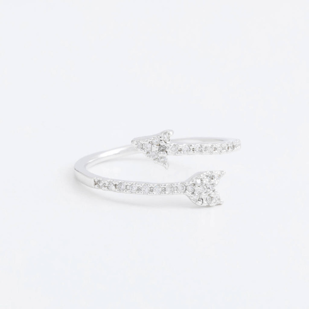 Luxe zilveren sieraden ring met transparante kristallen, steentjes druppels, op een grijze achtergrond - Foto, afbeelding