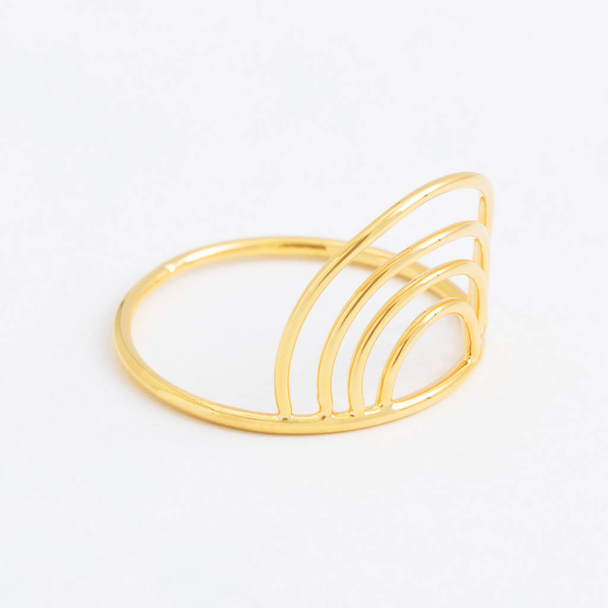Luxe gouden sieraden ring met een grijze achtergrond - Foto, afbeelding