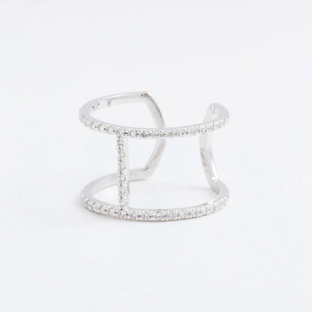 Luxo anel de jóias de prata com cristais transparentes, strass gotas, sobre um fundo cinza
 - Foto, Imagem