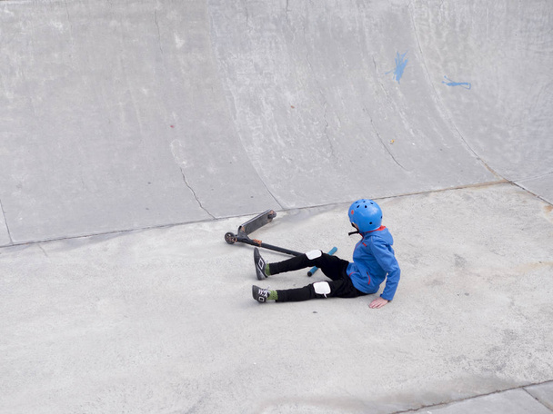 A boy skates in a skatepark. Kick scooter - Фото, зображення