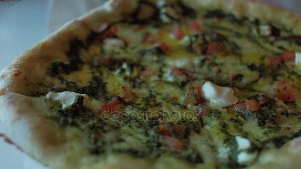 πρόσφατα έγιναν πίτσα στην πιτσαρία - Πλάνα, βίντεο