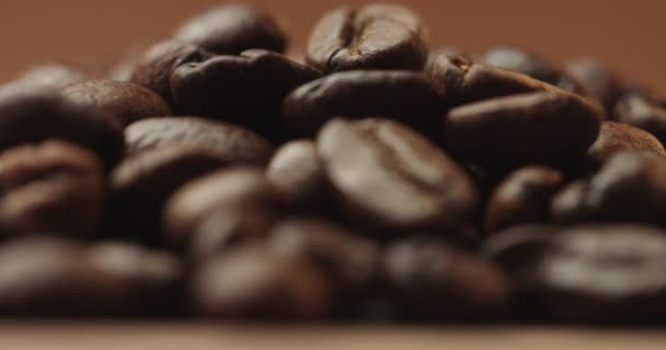 Palone ziarna kawy z bliska wideo - Materiał filmowy, wideo