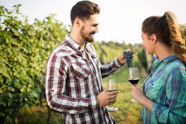 Winegrowers tasting wine in vineyard - Zdjęcie, obraz