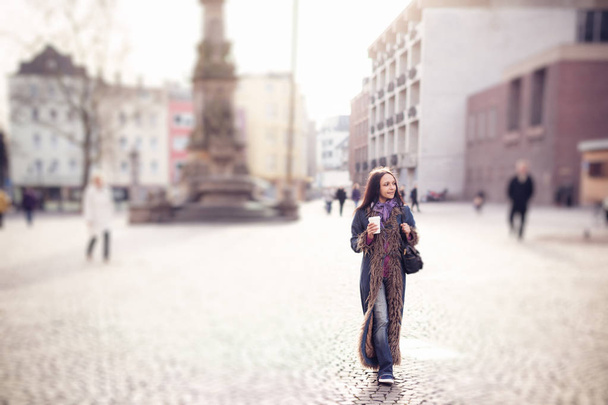 Young Woman Walking In The City - Foto, imagen