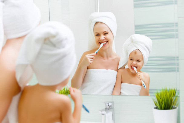 Madre e figlia si lavano i denti con lo stuzzicadenti
 - Foto, immagini