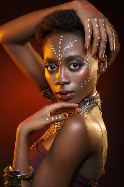 Afrikai lány rajzok a bőr - Fotó, kép
