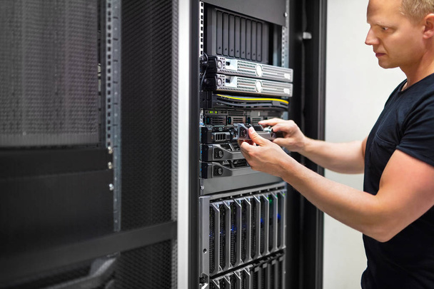 IT-потребители мониторят серверы в дата-центре
 - Фото, изображение