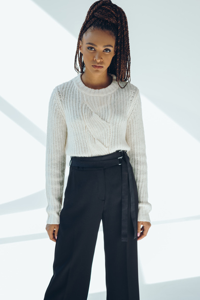 chica afroamericana en suéter blanco
 - Foto, imagen