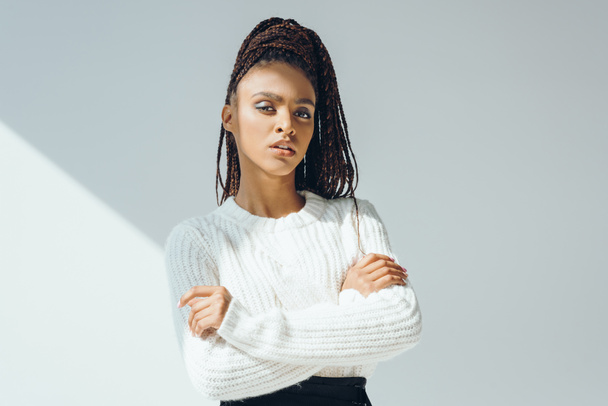 chica afroamericana en suéter blanco
 - Foto, Imagen