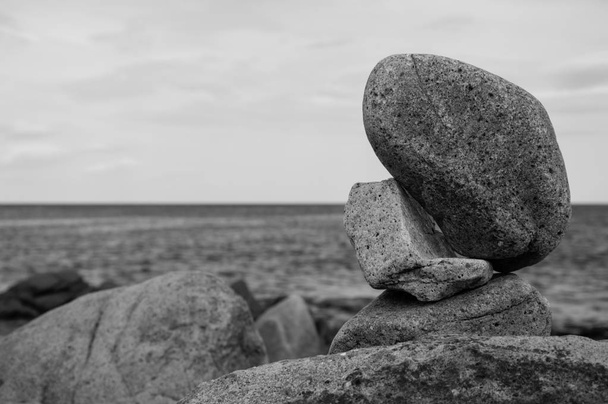Balance de piedra junto al mar bn
 - Foto, imagen
