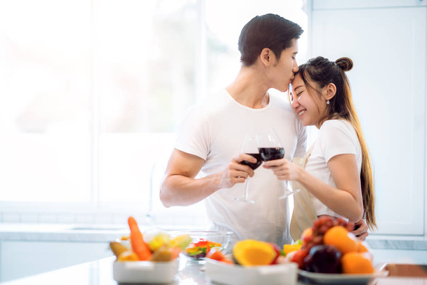 キッチンでのアジアのカップルのキス - 写真・画像