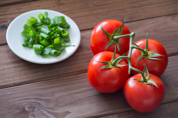  tomate fresco y cebollino para el desayuno
 - Foto, Imagen
