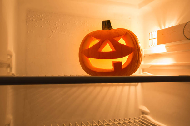 Halloween Jack o Lantern, istuu jääkaapissa
 - Valokuva, kuva