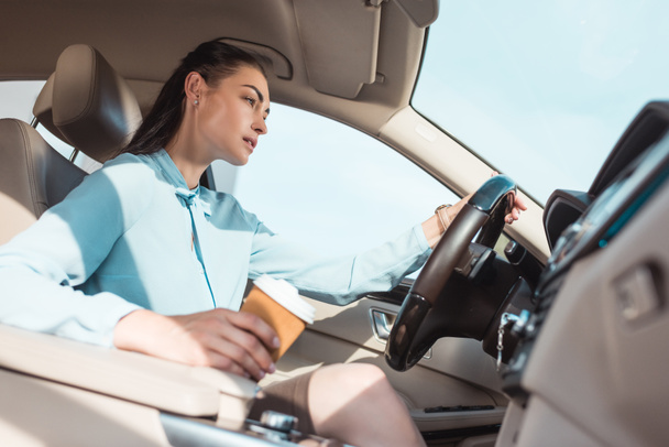 nő vezetés autó kávé - Fotó, kép