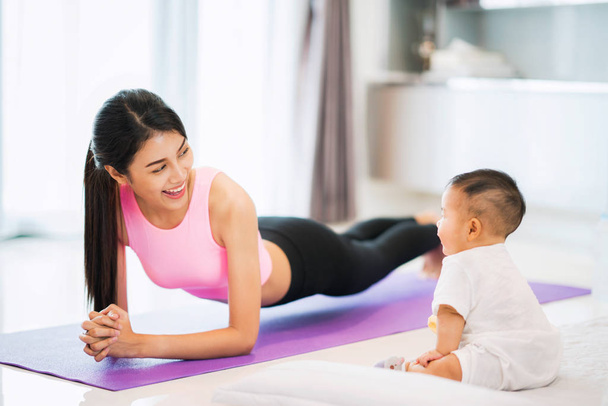 Asiática madre en forma y jugar yoga para bajar de peso
 - Foto, imagen