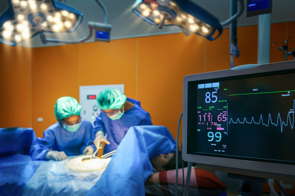 Операционная с врачом и пульсовым монитором
 - Фото, изображение