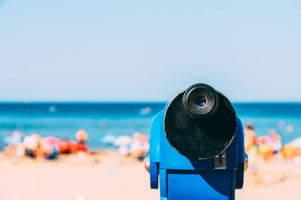 Μπλε με κερματοδέκτη τηλεσκόπιο με παραλία και φόντο το Πέλαγος - Φωτογραφία, εικόνα