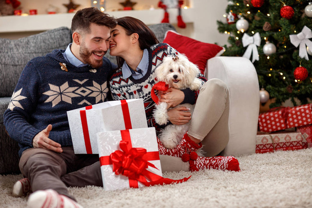 Young couple with white Meltzer as Christmas gift - Foto, Bild