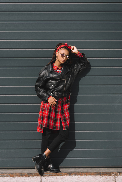 girl in leather jacket and sunglasses - Φωτογραφία, εικόνα