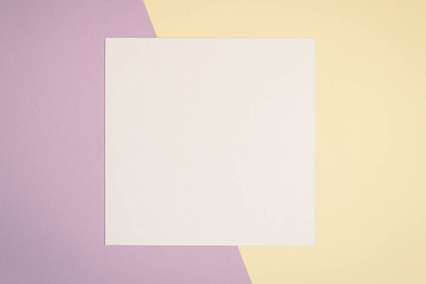 Prázdná bílá karta na barevné pozadí s kopií prostor - Fotografie, Obrázek
