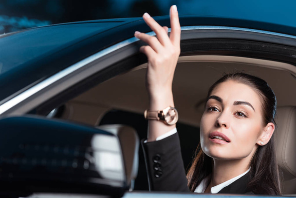 mulher chamando drive-through empregado
 - Foto, Imagem