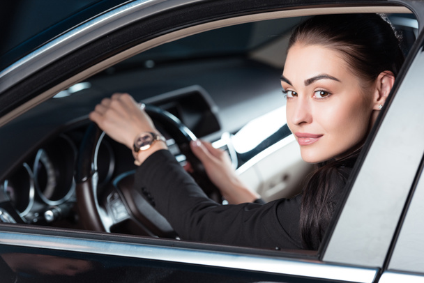 Mujer conduciendo coche - Foto, Imagen