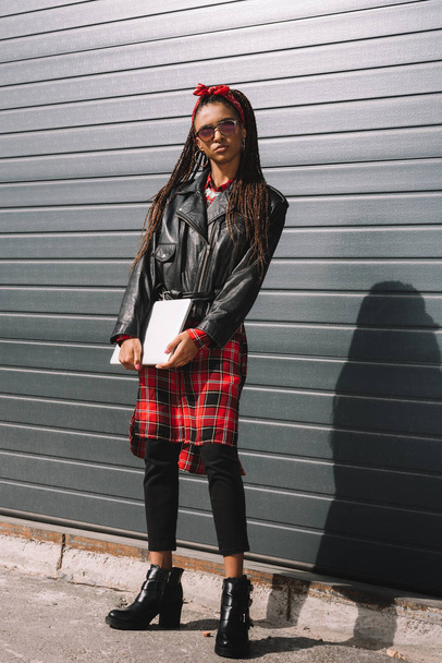 stylová africká americká dívka s notebookem - Fotografie, Obrázek