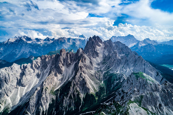 Parque Nacional de la Naturaleza Tre Cime En los Alpes Dolomitas. Hermosa n
 - Foto, imagen