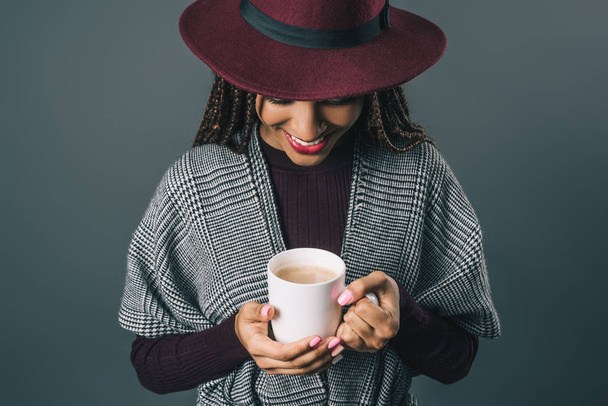 Afrikkalainen amerikkalainen tyttö tilalla cup
 - Valokuva, kuva