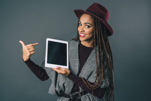 デジタル タブレットでアフリカ系アメリカ人の女の子 - 写真・画像