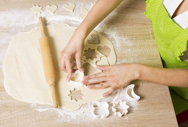 Woman make sweet biscuits by hands  - Valokuva, kuva