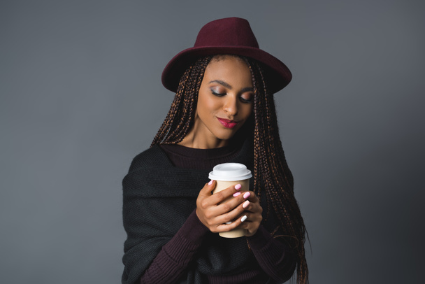 κορίτσι με φλιτζάνι καφέ μίας χρήσης - Φωτογραφία, εικόνα