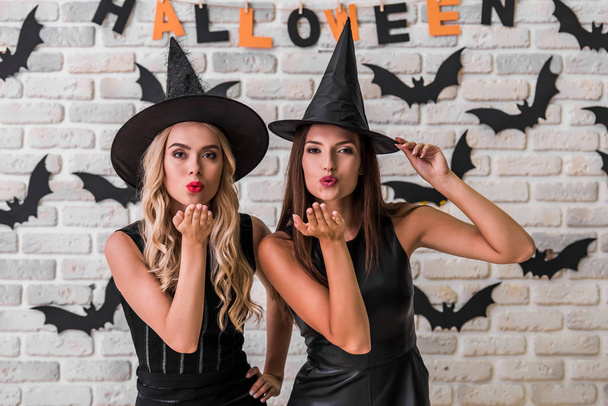 Tytöt valmiina Halloween puolue
 - Valokuva, kuva