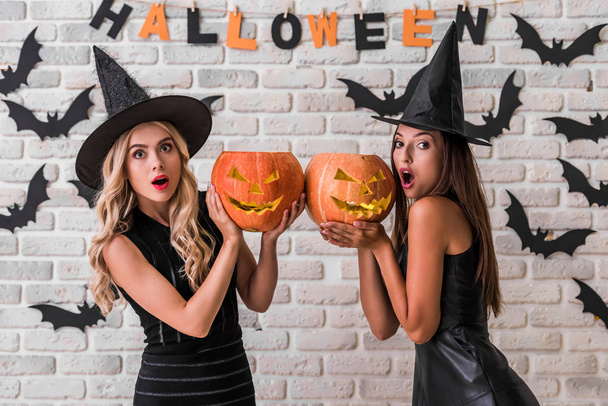 Chicas listas para la fiesta de Halloween
 - Foto, imagen