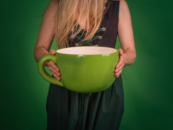 extrema gran tamaño de la taza en manos de la mujer
 - Foto, Imagen