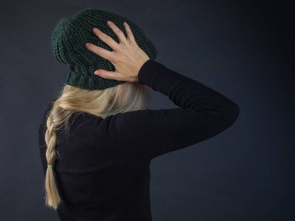Mujer con sombrero de lana rechazado
 - Foto, imagen