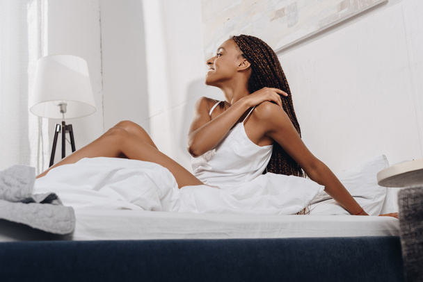 nainen rentouttava sängyssä vapaapäivänä
 - Valokuva, kuva