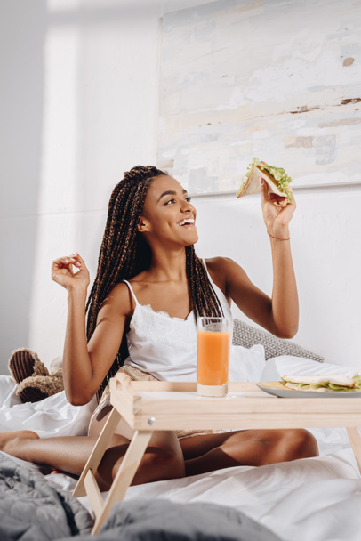 woman eating breakfast in bed - Foto, afbeelding