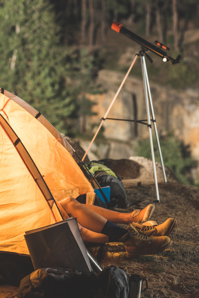 Casal relaxante na tenda
 - Foto, Imagem