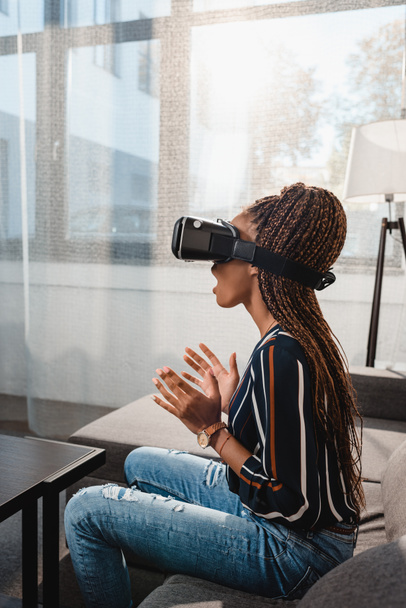 Nainen VR kuulokkeissa
 - Valokuva, kuva
