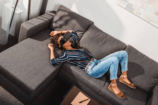 Auricular de mujer en VR
 - Foto, imagen