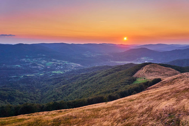 Sonnenuntergang. Schöne Aussicht auf das Bieszczady-Gebirge im Frühherbst, Bieszczady-Nationalpark (polnisch: bieszczadzki park narodowy), Polen. - Foto, Bild