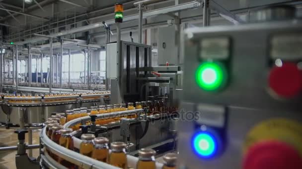 工場。ジュース生産。コンベア - 映像、動画