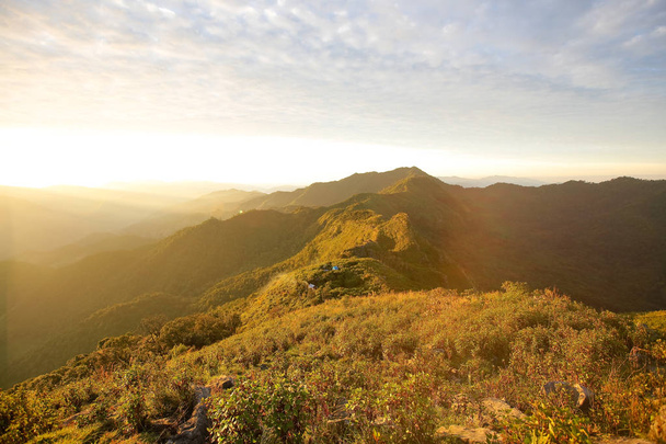 Blick auf den höchsten Berg im doi phu kha Nationalpark, phu wae, nan Provinz, Thailand, zurückhaltend mit weichem Fokus - Foto, Bild