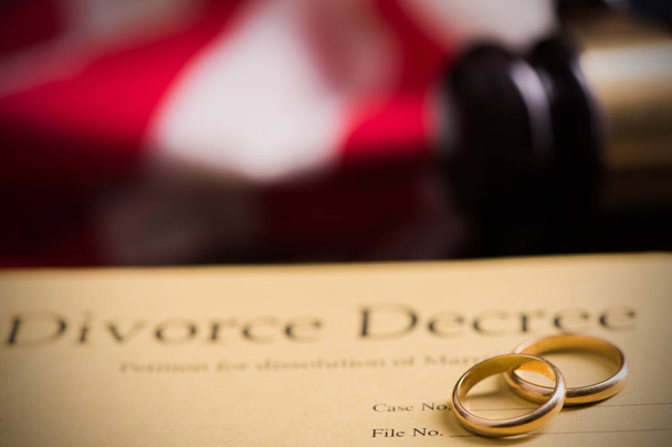 Decreto di divorzio e martelletto su un tavolo
. - Foto, immagini