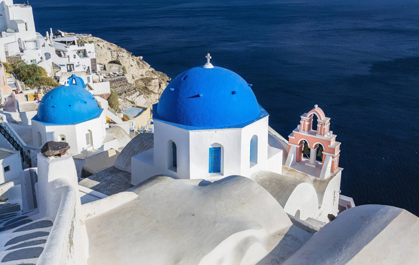 Tradiční církve modré kopule na útesu v Oia - Fotografie, Obrázek