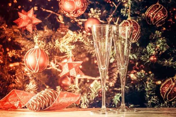 Mi preparo! Due bicchieri vuoti con sfondo albero di Natale
  - Foto, immagini