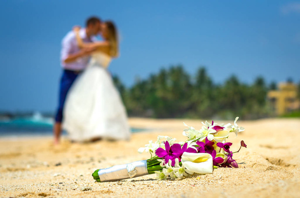 Esküvői pár a parton - Fotó, kép